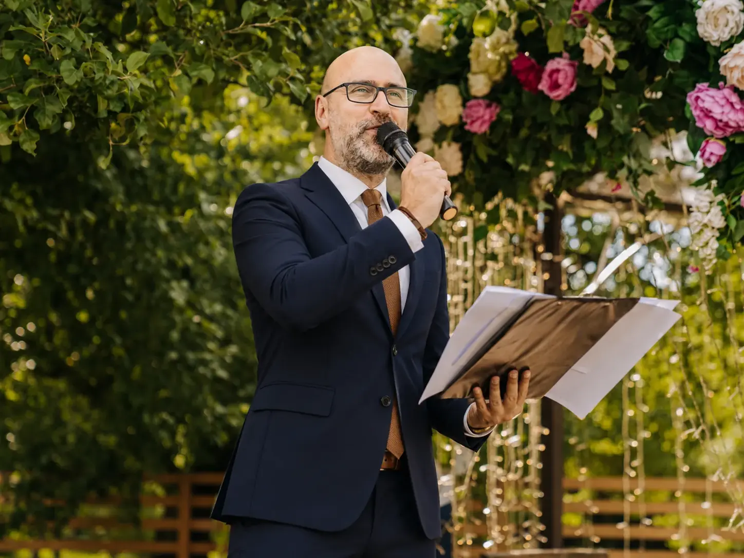 Artūras Pirožkovas prowadzi ceremonię ślubną